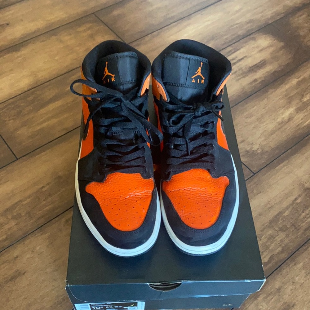 Jordan 1 Black/Starfish